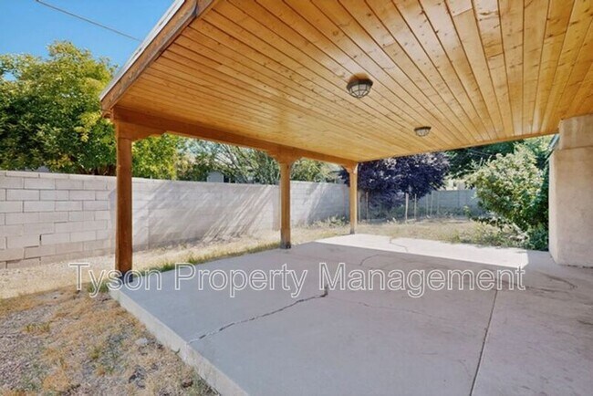Building Photo - 9509 Dona Marguerita Ave NE