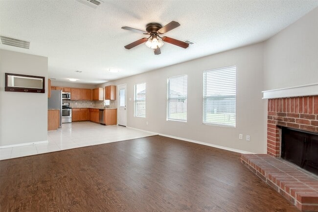 Building Photo - 2700 Peach Dr