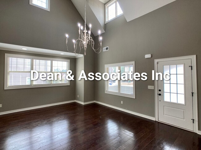 Building Photo - 472 Lake Chelsea Way