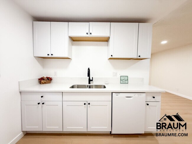 Building Photo - 221 W Elm Ave