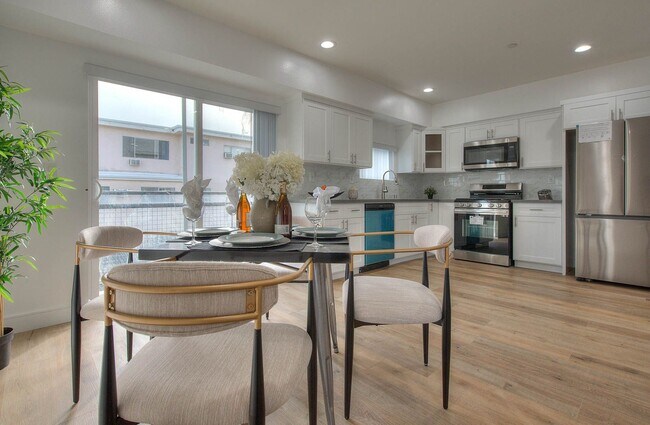 Building Photo - Luxury 2 & 4 Bed Townhomes in NoHo!