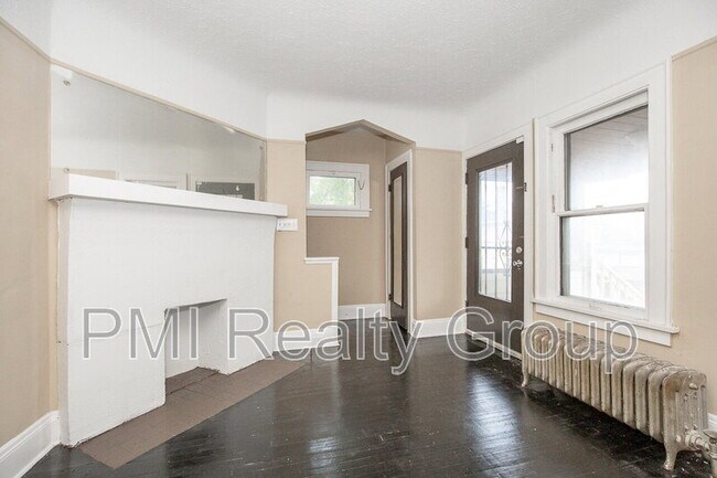 Building Photo - 888 Evangeline Rd