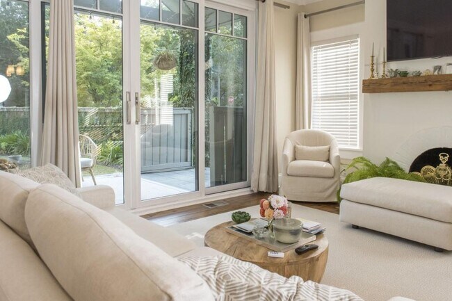 Building Photo - 801 Durant Pl NE