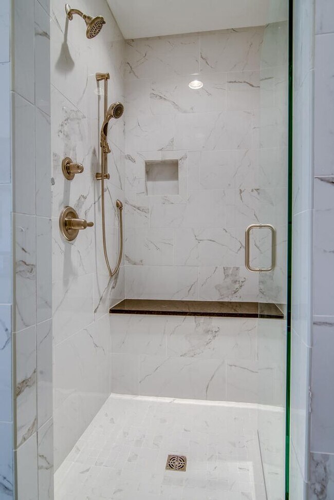 Building Photo - Beautifully appointed 3-bedroom furnished townhome in sought-after Hillsboro Village!