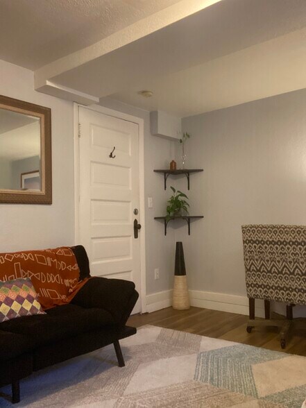 Building Photo - 616 W Mulberry St