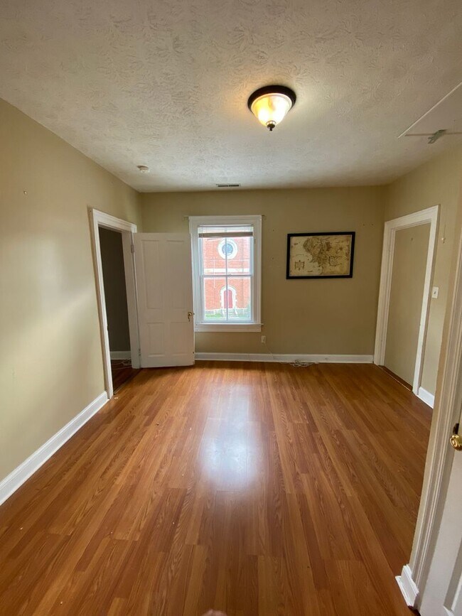 Building Photo - 401 N Augusta St