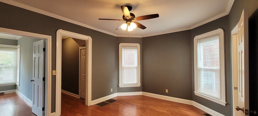Living Room - 533 W Water St