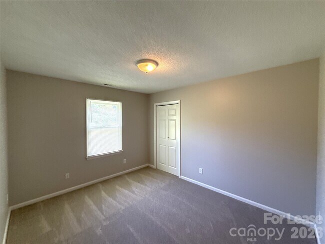 Building Photo - 3211 Karen Ln