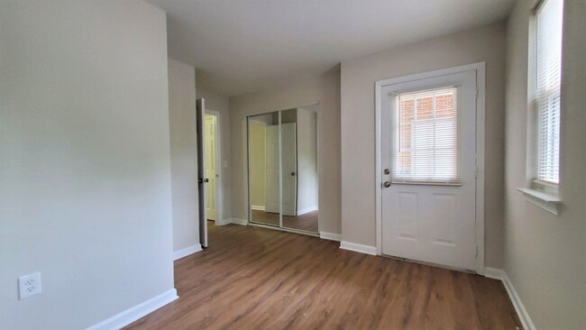 Building Photo - Beautifully Renovated 2 Bedroom, 2 Full Ba...