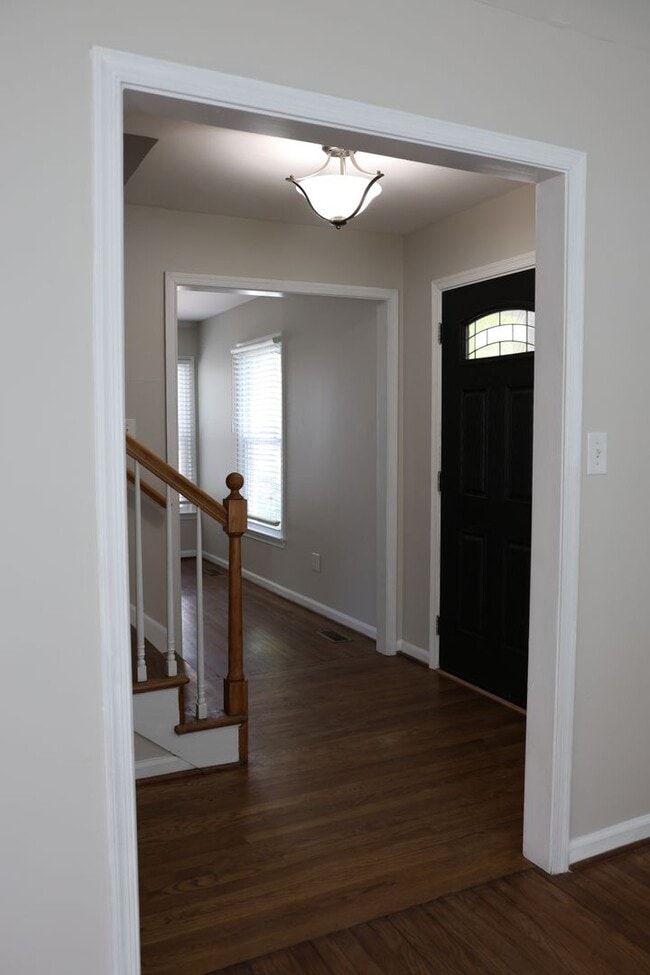 Building Photo - Fabulous neighborhood 4 BR home right on Elizabeth Lake