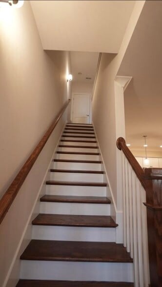 Building Photo - 973 Ashland Place Dr