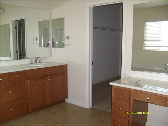 Building Photo - Beautiful 4 Bedroom Home on Prosperity, Modesto