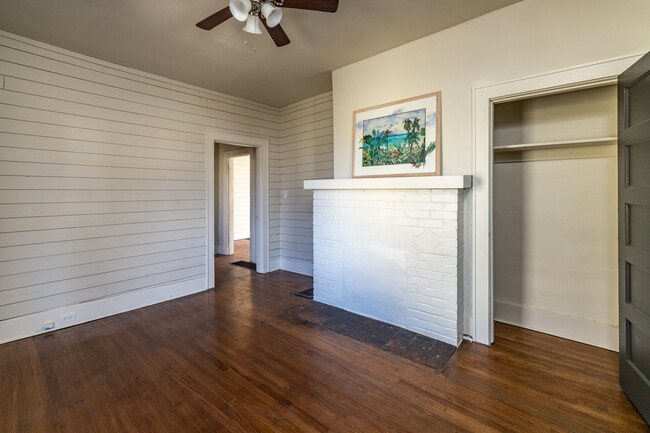 Building Photo - 708 E Woodland Ave