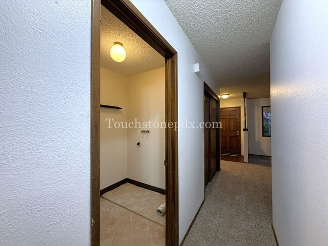 Building Photo - Cozy 2BD Apartment with Patio, East Portland
