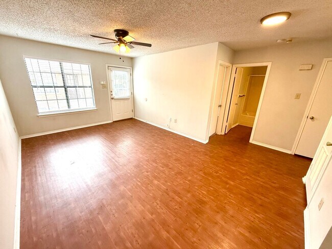Building Photo - **APPLICATION RECEIVED** **MOVE IN SPECIAL!!** Spacious 2 Bedroom / 2 Bath Unit!