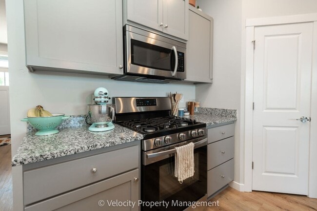 Building Photo - Light and Bright Townhome in NW Redmond!