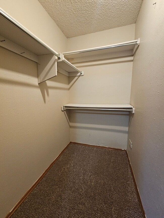 Building Photo - (2) Bed/(2) Bath Duplex Avail NOW!