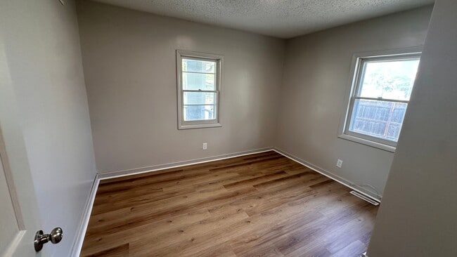 Building Photo - $1050 - 3 bed 1 bath - Single Family Home ...