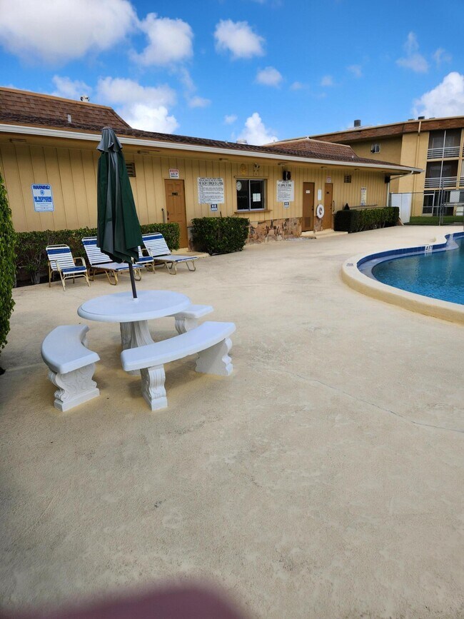 Building Photo - 600 Village Green Ct