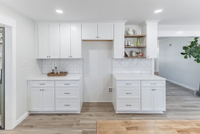 Building Photo - Close to downtown Athens! Beautifully renovated home with charm!