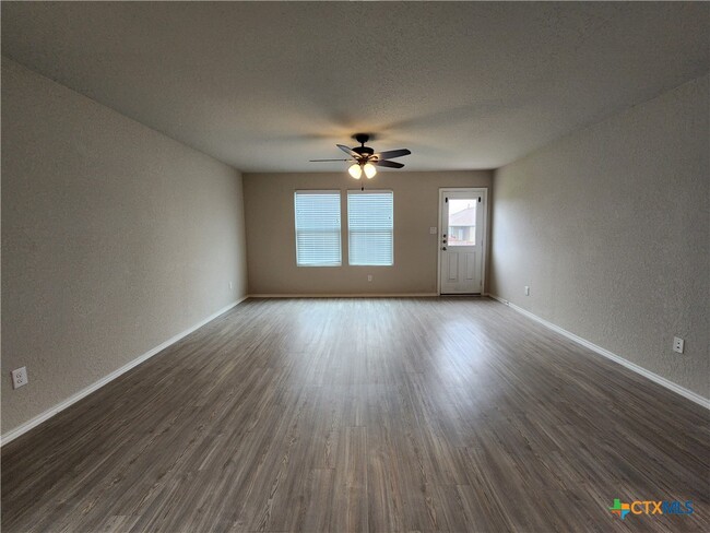 Building Photo - 522 Blue Stem Rd