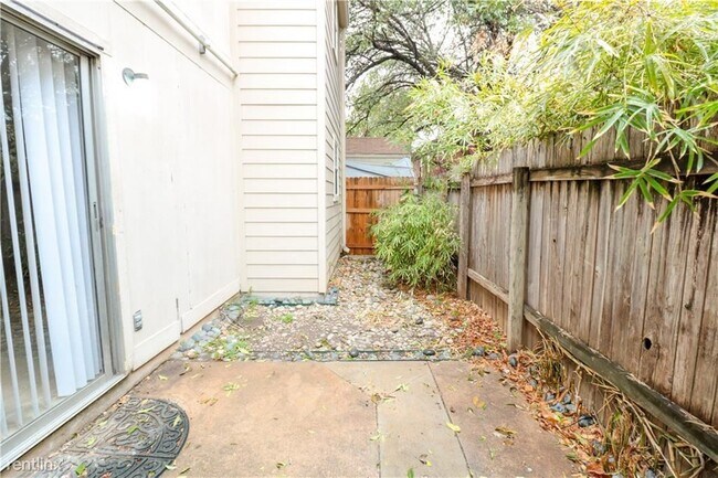 Building Photo - 2 br, 1 bath 4plex - 1220 Southport Dr A A