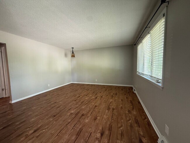 Building Photo - Charming 3 Bed, 1 Bath Home in Quiet Bette...