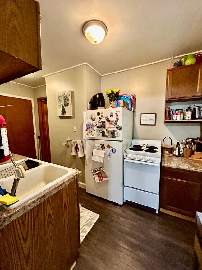 Building Photo - AVAILABLE JUNE - 2 BED 1 BATH