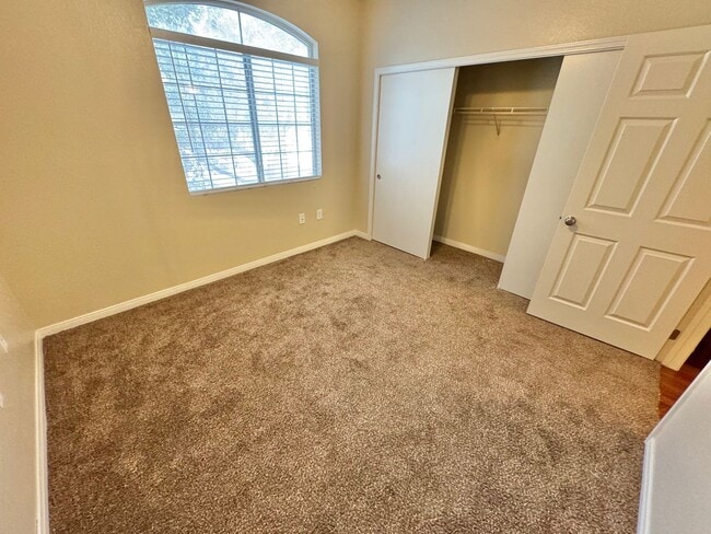 Building Photo - SPACIOUS 3 BEDROOM 2 FULL BATH CONDO IN GA...