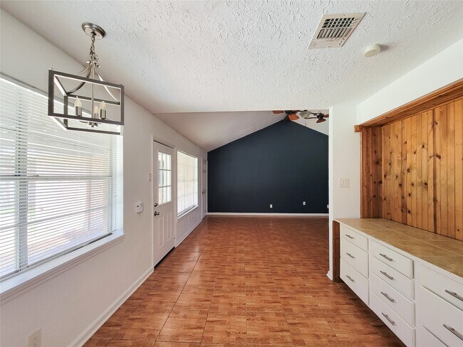 Building Photo - 409 S Travis
