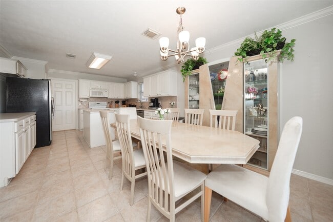 Building Photo - 6210 Fawnlake Dr