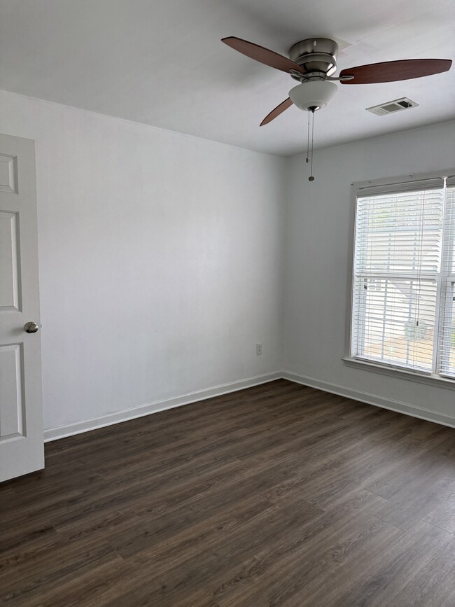 Building Photo - 425 Friars Head Dr NE