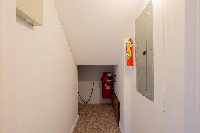 Building Photo - 31 Clinton Ct