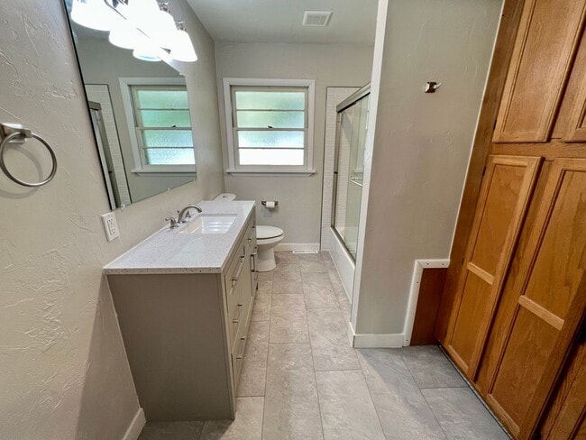 Building Photo - Updated 4 bed 2 bath house!
