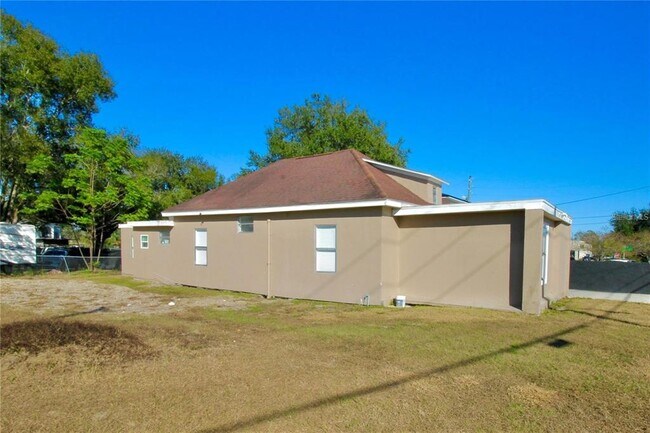 Building Photo - 610 Dundee Rd