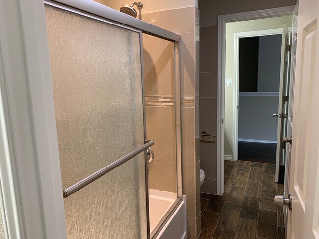 Building Photo - *MOVE IN SPECIAL* Gorgeous Four Bedroom Home with Covered Patio Near Medical Center!!