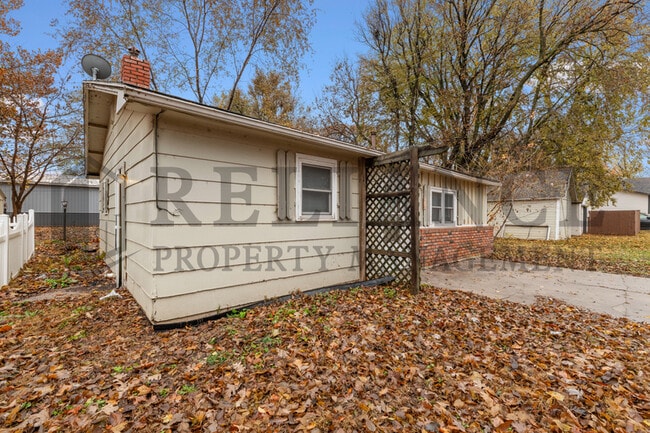 Building Photo - 209 N Topeka St