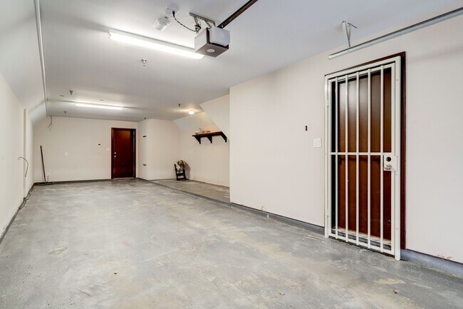 Building Photo - 8715 Meadowcroft Dr