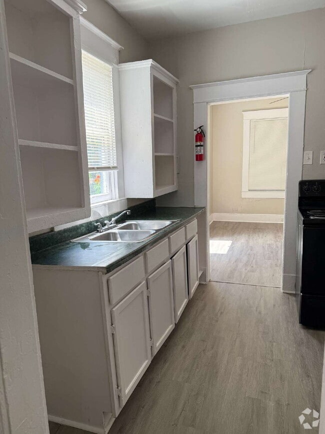 Building Photo - Beautiful Two Bed/One Bath Close to the Mi...