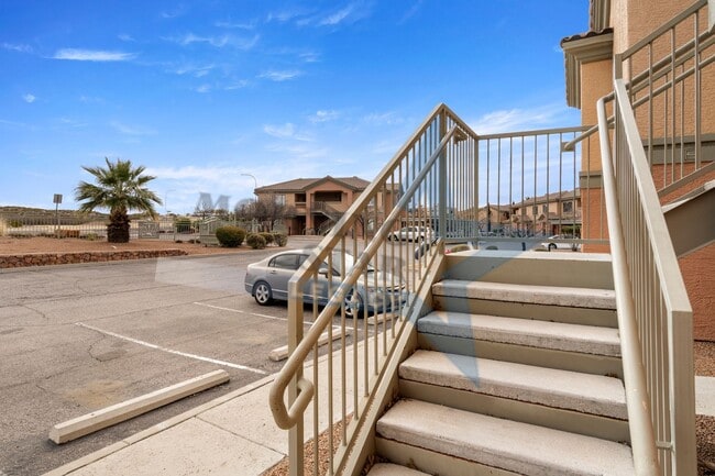 Building Photo - 2-Bedroom Condo Unit with Mountain Views!