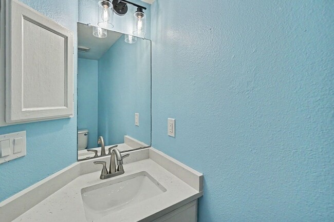Building Photo - Spacious 2 Bed 2.5 Bath with a finished basement in the heart of Bear Creek