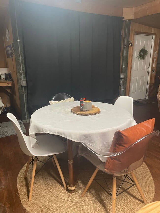 Building Photo - Beautiful 1Bedroom Bungalow next to Lake Hutchinson in Keystone Heights, FL