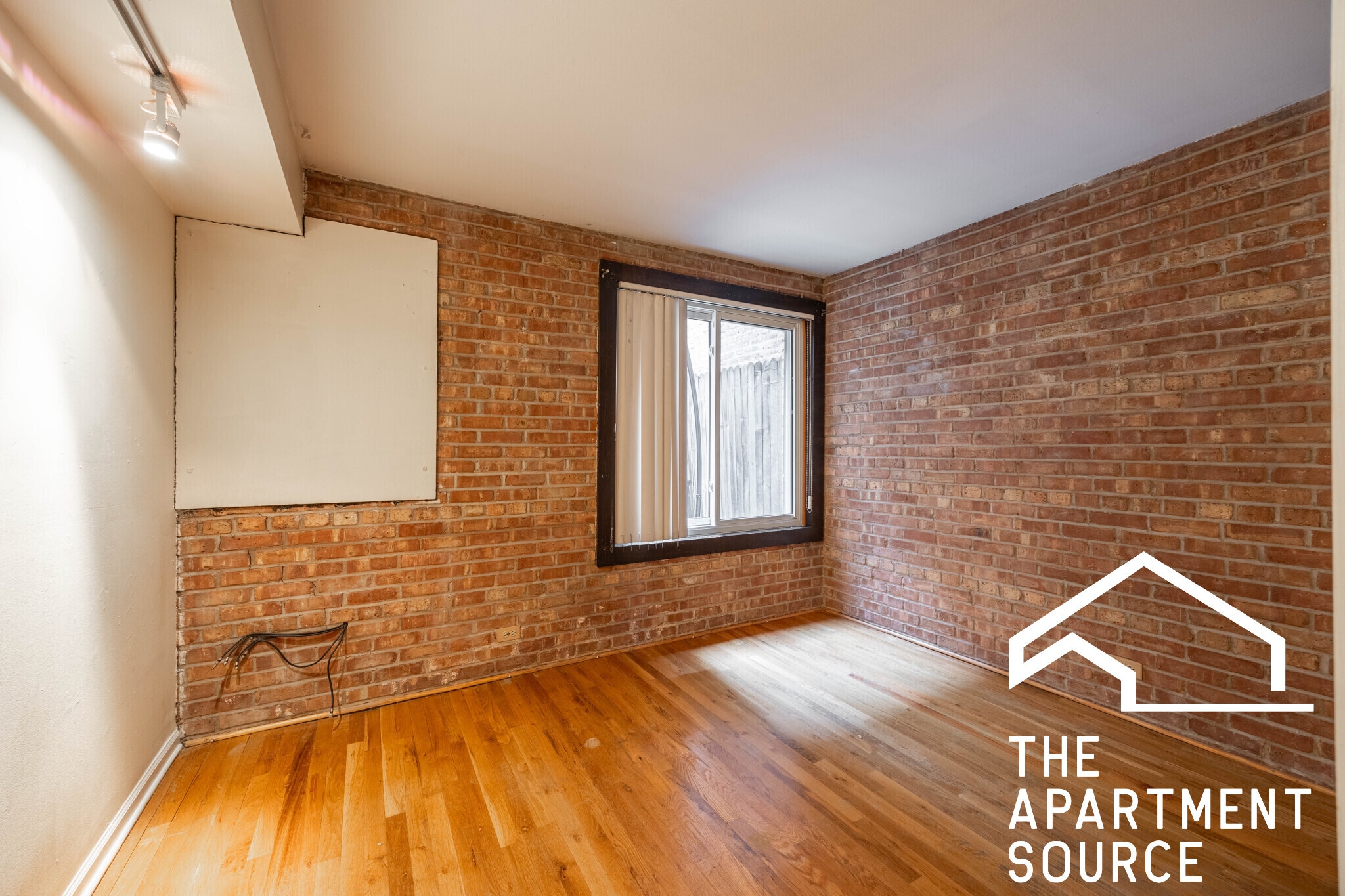 Building Photo - 1214 N La Salle Dr