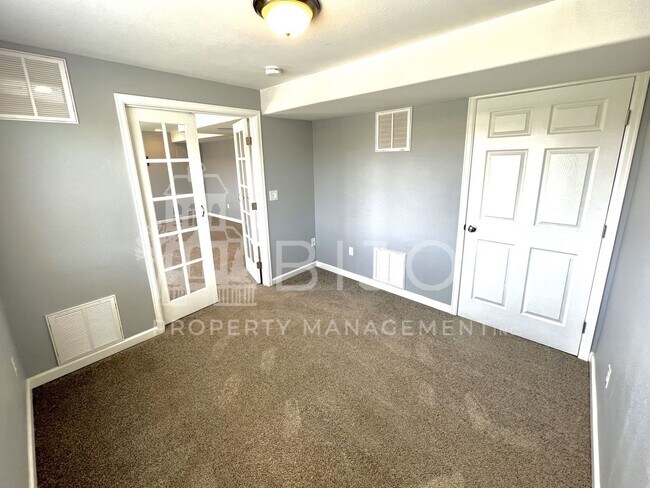 Building Photo - 3739 Range Dr