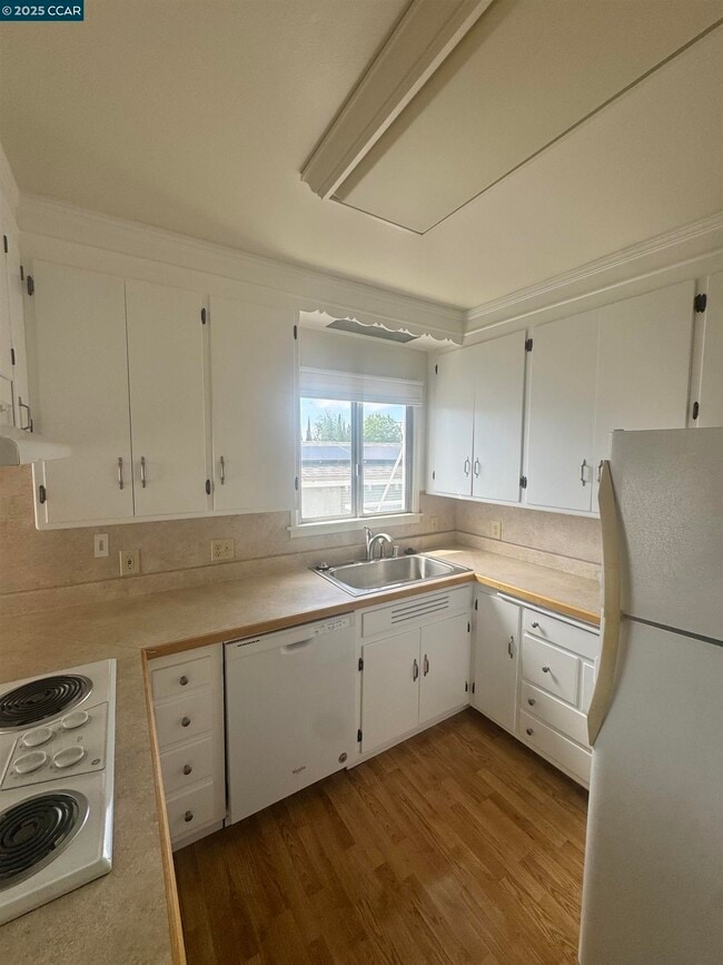 Building Photo - 674 Maud Ave