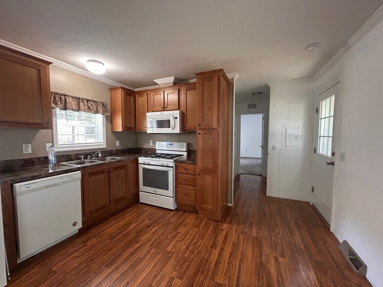 Building Photo - 28 Oak Tree Ln