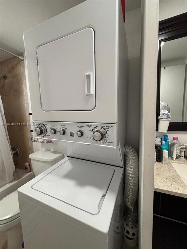 Building Photo - 9365 Fontainebleau Blvd