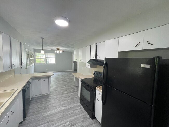 Building Photo - Beautiful 3 bedroom 1.5 bath waiting for you to call home .