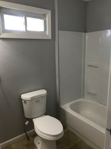 Building Photo - 19 Hobart St