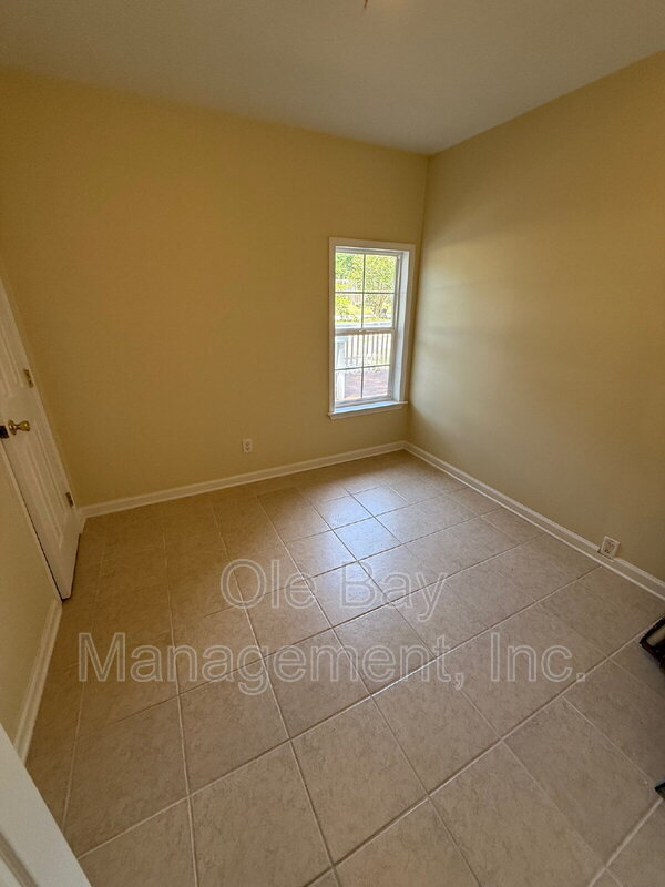 Building Photo - 5011 Highcrest Dr